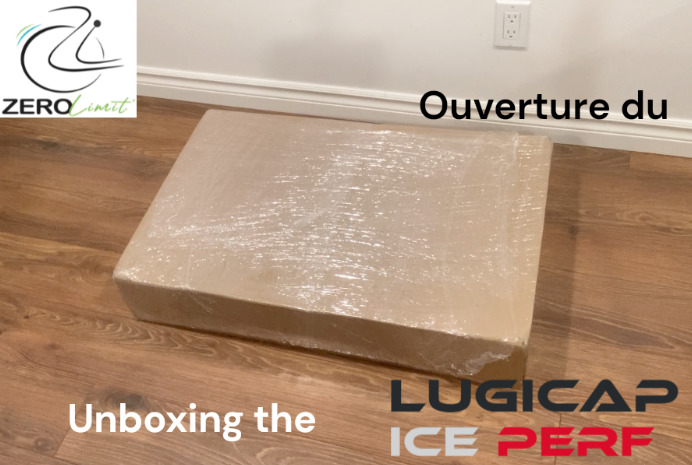 Une boite en carton rectangulaire et peu épaisse est posée sur un plancher / A rectangular and thin cardboard box is on a wooden floor
