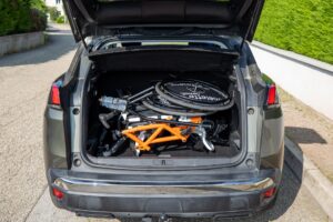 Français: Joëlette Finisher pliée et rangée dans la valise d'une auto English: Folded Joëlette Finisher in a car's trunk