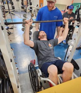 Someone working out in a laid back GymChair Une personne s'entraine sur un GymChair incliné en arrière