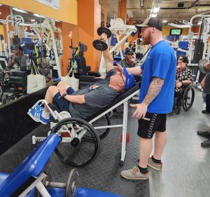 Someone working out in a laid back GymChair Une personne s'entraine sur un GymChair incliné en arrière