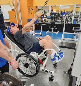 Someone working out in a laid back GymChair Une personne s'entraine sur un GymChair incliné en arrière