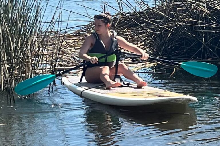 femme sur les systèmes de pagaie Angle Oar