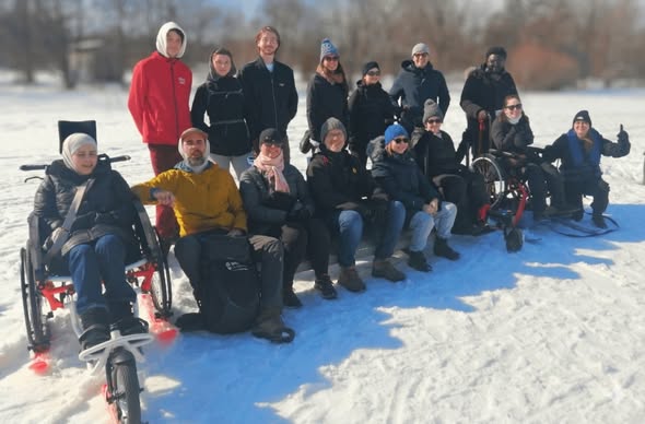 participants en randonnée hivernale avec différents équipements inclusifs