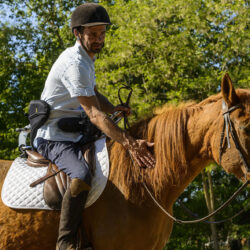 Personne sur un cheval avec un Hippolib / A person is horseback riding with a Hippolib